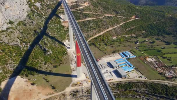 Toma aérea del puente de Moracica completamente terminado en Montenegro — Vídeo de stock