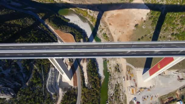 Luftaufnahme der fertig gestellten Moracica-Brücke in Montenegro — Stockvideo