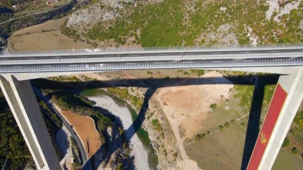 Luftaufnahme der fertig gestellten Moracica-Brücke in Montenegro — Stockvideo