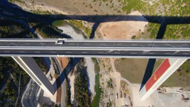 Luftaufnahme der fertig gestellten Moracica-Brücke in Montenegro — Stockvideo