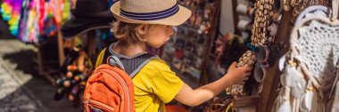 Banner, Ubud, Bali bir pazarda Uzun Format Boy. Ünlü Ubud Market, Endonezya'da Hediyelik eşya ve Bali el sanatları satan tipik hediyelik eşya dükkanı. Bali pazarı. Ahşap ve el sanatları hediyelik eşyalar