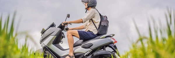Чоловічий мандрівник на велосипеді серед поля рису. Турист подорожує до Балі Баннер, Лонг Формат. — стокове фото