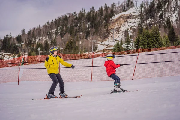 Instructeur leert jongen skiër te gebruiken op skilift — Stockfoto