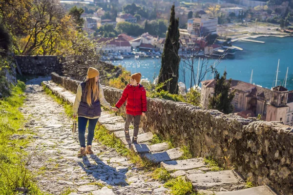 Viajantes de mãe e filho em Montenegro em Kotor Old Town Ladder of Kotor Fortress Trilha de caminhada. Vista aérea de drones — Fotografia de Stock