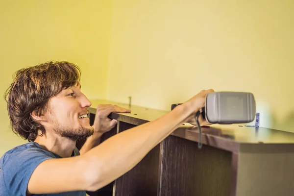 Uomo frustrato che mette insieme mobilia di auto-assemblaggio — Foto Stock