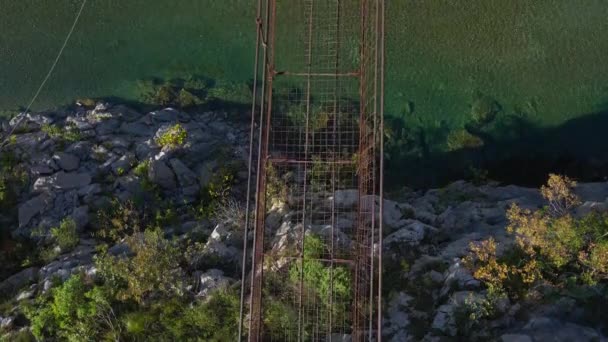 Letecké video. Starý kovový lanový most přes kaňon řeky Moraca v Černé Hoře — Stock video
