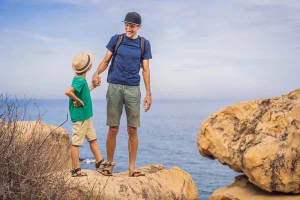 Papá e hijo en una roca. Concepto de vacaciones nacionales —  Fotos de Stock