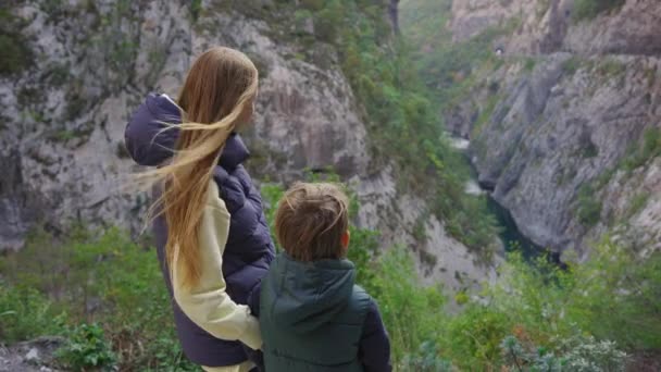 한 여자와아 들 이 길가에서 서 모라 차 강의 웅장 한 협곡을 바라보고 있다. 몬테네그로의 개념으로 여행 — 비디오