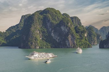 Halong Körfezi, Vietnam 'daki gemi ve adaları dolaşın.