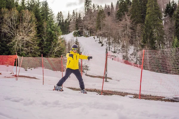 Moniteur de ski sur piste d'entraînement montrant aux élèves comment skier — Photo