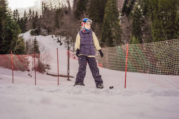 Frau lernt Skifahren. Junge Frau beim Skifahren auf verschneiter Straße in den Bergen — Stockfoto