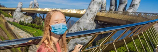 젊은 여성 관광객들은 유명 한 관광 명소인 코로나 바이러스 COVID-19 에서 의료용 마스크를 착용하고 있다 - 베트남 바나 힐스 정상에 있는 황금 다리, 오래 전 포마 트 — 스톡 사진