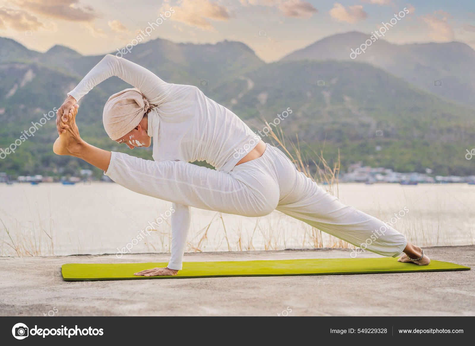 Mujer Kundalini en ropa blanca y turbante practica yoga kundalini en el fondo del mar,