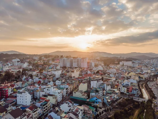 Vista aérea de la ciudad Dalat. La ciudad está situada en la meseta de Langbian en las partes meridionales de la región de las Tierras Altas Centrales de Vietnam. — Foto de Stock