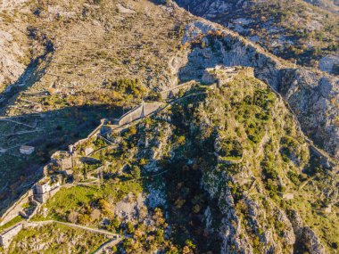 Kotor Eski Şehir Merdiveni Kotor Kalesi Yürüyüş Yolu. Hava aracı görünümü