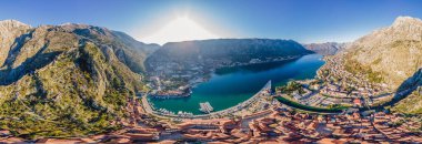 Eski şehir. Kotor. Karadağ. Gün batımında dar sokaklar ve Kotor 'un eski evleri. Şehir duvarından Kotor 'un görüntüsü. Yukarıdan görüntüle