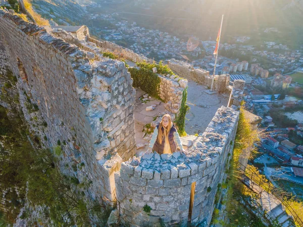 Jovem turista desfrutando de uma vista de Kotor Bay, Montenegro. Kotor Old Town Ladder of Kotor Fortress Caminhadas Trilha. Vista aérea de drones — Fotografia de Stock