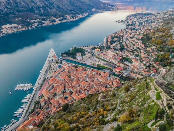 Kota tua. Kotor. Montenegro. Jalan-jalan sempit dan rumah-rumah tua Kotor saat matahari terbenam. Pemandangan Kotor dari tembok kota. Lihat dari atas — Stok Foto