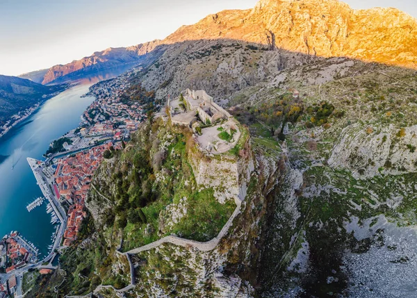 Kotor Old Town Tangga dari Kotor Benteng Hiking Trail. Tampilan drone udara — Stok Foto