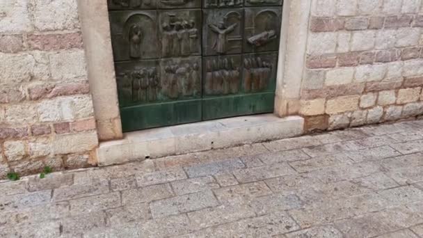 O ușă a unei biserici din orașul vechi Kotor. Călătorie în Muntenegru concept. Împușcat pe un smartphone — Videoclip de stoc