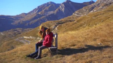 Kuzey Karadağ dağlarındaki Sedlo geçidini ziyaret eden turist ailesi Bobov Kuk 'u ziyaret etti. Tahta bir sırığa otururlar. Sonbaharda çekildi.