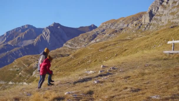 Familie van toeristen bezoekt de Sedlo pas, Bobov Kuk in de bergen van het noorden van Montenegro. Neergeschoten in de herfst — Stockvideo