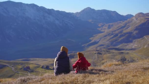 Famille de touristes visite le col de Sedlo, Bobov Kuk dans les montagnes du nord du Monténégro. Tourné à l'automne — Video