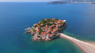 Hava görüntüsü. Sveti Stefan adasının yavaş çekim videosu. Budva şehrinin yakınlarında ünlü bir turistik mekan. Karadağ 'a Seyahat