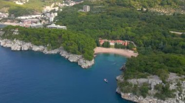 Hava görüntüsü. Budva şehri yakınlarındaki Park Milocer 'in yavaş çekim videosu. Karadağ 'a seyahat. Drone sağa sola hareket ediyor