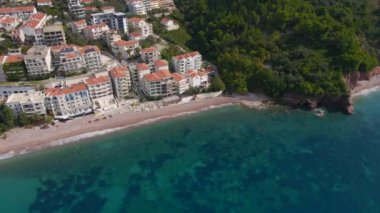 Hava görüntüsü. Sveti Stefan adasının yavaş çekim videosu. Budva şehrinin yakınlarında ünlü bir turistik mekan. Karadağ 'a Seyahat