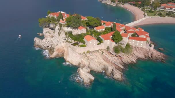 Luchtfoto 's. Slowmotion video van het eiland Sveti Stefan. Beroemde toeristische locatie in de buurt van de stad Budva. Reizen naar Montenegro — Stockvideo