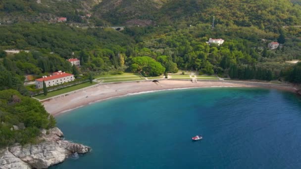 Un disparo aéreo. Vídeo en cámara lenta del Parque Milocer cerca de la ciudad de Budva. Viajar a Montenegro concepto. Drone se mueve de derecha a izquierda — Vídeos de Stock