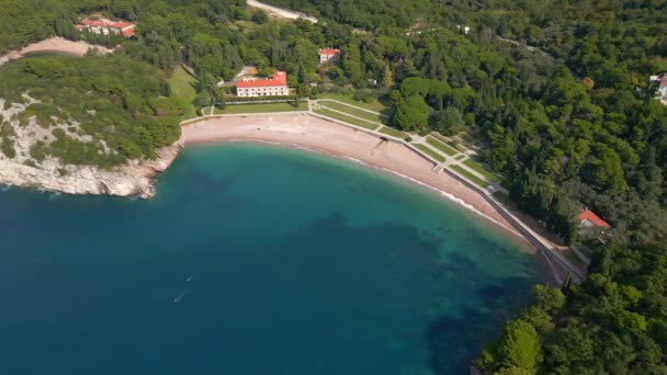 Luftaufnahme. Zeitlupenvideo vom Milocer Park in der Nähe der Stadt Budva. Reisen nach Montenegro — Stockvideo