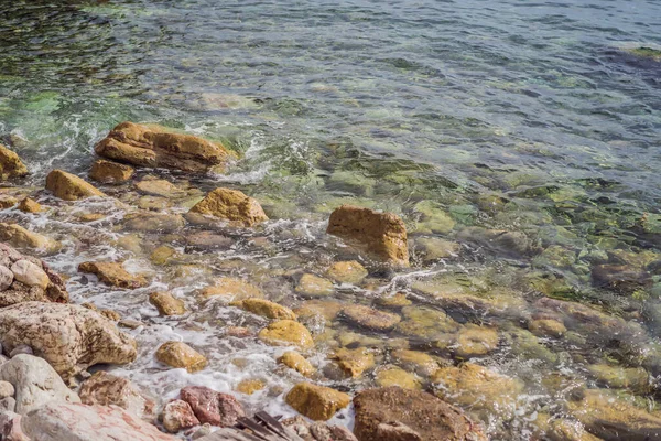 Красивые скалы в море в Черногории. Черногория является популярным туристическим направлением в Европе — стоковое фото