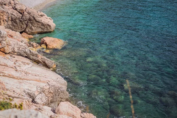 Piękne skały w morzu w Czarnogórze. Czarnogóra jest popularnym miejscem turystycznym w Europie — Zdjęcie stockowe