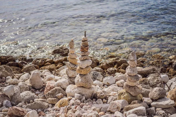 Гарні скелі в морі в Чорногорії. Чорногорія - популярне туристичне місце в Європі. — стокове фото