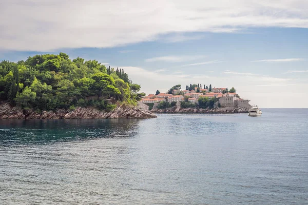Vacker utsikt över ön St Stephen, Sveti Stefan på Budva Riviera, Budva, Montenegro — Stockfoto