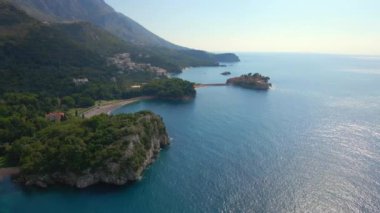 Hava görüntüsü. Sveti Stefan adasının yavaş çekim videosu. Budva şehrinin yakınlarında ünlü bir turistik mekan. Karadağ 'a Seyahat