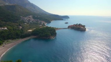 Hava görüntüsü. Sveti Stefan adasının yavaş çekim videosu. Budva şehrinin yakınlarında ünlü bir turistik mekan. Karadağ 'a Seyahat