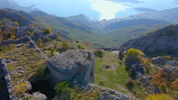 Aerial shot of the Fortress Kosmach in Montenegro. Una antigua fortaleza construida por los austriacos como una estructura defensiva y un mirador — Vídeo de stock