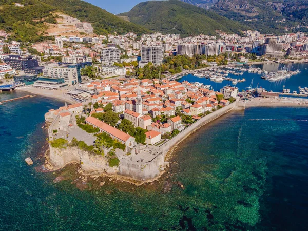 Ciudad vieja en Budva en un hermoso día de verano, Montenegro. Imagen aérea. Vista superior — Foto de Stock