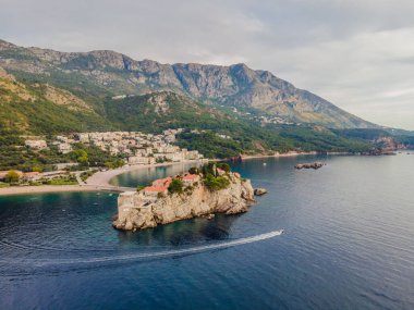 Havacılık bilimi. Uçan İHA 'nın görüntüsü. Karadağ 'ın güzel bir yaz gününde Budva' daki Sveti Stefan adasının panoramik manzarası. Üst Manzara. Güzel yerler.