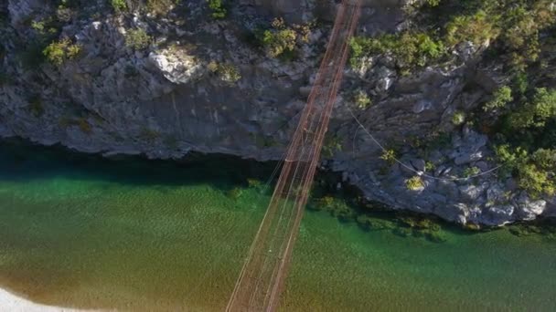 空中ビデオ。モンテネグロのモラカ川渓谷に架かる古い金属製のロープ橋 — ストック動画