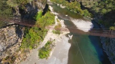 Hava videosu. Karadağ 'daki Moraca nehri kanyonu üzerinde eski metal bir ip köprü