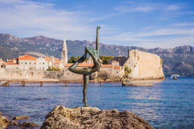Sunrise deniz manzarası, tarihi kent merkezine Budva, Karadağ - balerin heykeli