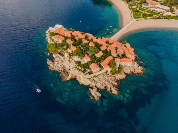 Aerofotografia. Vista dal drone volante. Vista panoramica dell'isola di Sveti Stefan a Budva in una bella giornata estiva, Montenegro. Vista dall'alto. Belle destinazioni — Foto Stock
