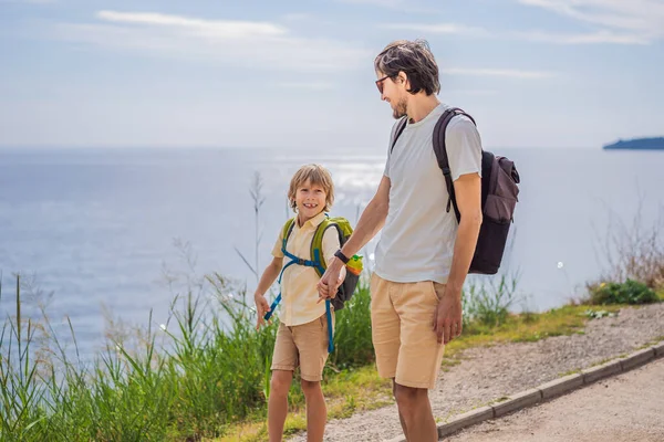 Papá e hijo turistas pasean por la costa de Budva en Montenegro —  Fotos de Stock