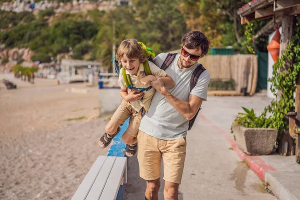 아버지와아 들 관광객들은 몬테네그로의 부트바해 안을 따라 걷는다 — 스톡 사진