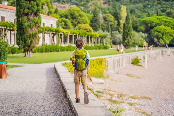 Menino turista caminhando juntos em Montenegro. Paisagem panorâmica de verão do belo parque real verde Milocer na margem do Mar Adriático, Montenegro — Fotografia de Stock