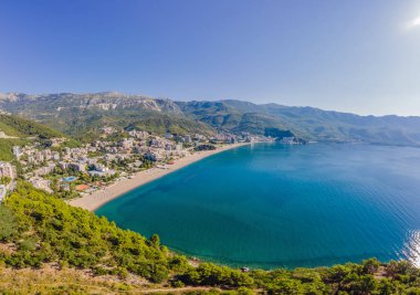 Havacılık bilimi. Uçan İHA 'nın görüntüsü. Karadağ 'ın Budva kentinin panoramik manzarası. Üst Manzara. Güzel yerler.